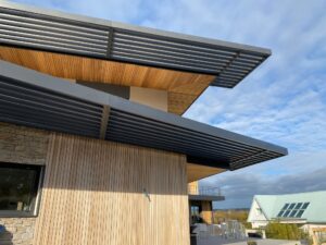 BRISE-SOLEIL-PROFILES-ALUMINIUM-RAL-2100-SABLE-CAP-COZ-FOUESNANT--300x225