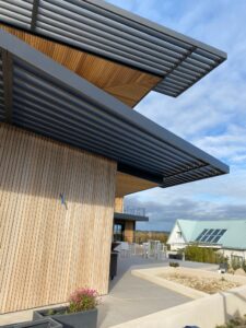 BRISE-SOLEIL-PROFILES-ALUMINIUM-RAL-2100-SABLE-CAP-COZ-FOUESNANT-1-3-225x300