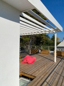 BRISE-SOLEIL-RAL-BLANC-9016-MAT-30-BENODET-5-1-225x300