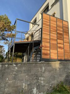 BRISE-VUE-CADRE-RAL-7016-MAT-30-TASSEAUX-CLAIRE-VOIE-RED-CEDAR-PLOUHINEC--225x300