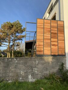 BRISE-VUE-CADRE-RAL-7016-MAT-30-TASSEAUX-CLAIRE-VOIE-RED-CEDAR-PLOUHINEC-1-4-225x300