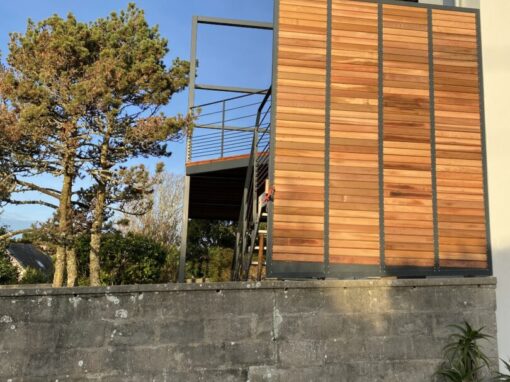 BRISE VUE CADRE RAL 7016 MAT 30 % TASSEAUX CLAIRE VOIE RED CEDAR PLOUHINEC