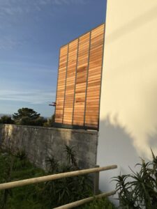 BRISE-VUE-CADRE-RAL-7016-MAT-30-TASSEAUX-CLAIRE-VOIE-RED-CEDAR-PLOUHINEC-225x300