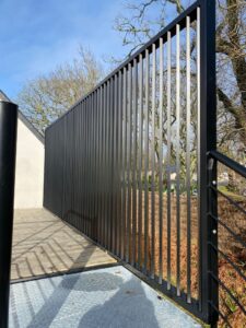 BRISE-VUE-STRUCTURE-LAMES-ALUMINIUM-RAL-2100-SABLE-BENODET-1-2-225x300