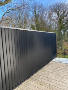 BRISE-VUE-STRUCTURE-LAMES-ALUMINIUM-RAL-2100-SABLE-BENODET-1-4-225x300