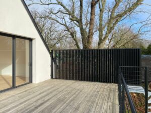 BRISE-VUE-STRUCTURE-LAMES-ALUMINIUM-RAL-2100-SABLE-BENODET-1-7-300x225