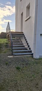 ESCALIER-AVEC-MARCHES-CAILLEBOTIS-SUR-POULDREUZIC-139x300