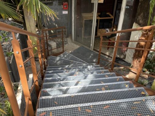 ESCALIER ET GARDE-CORPS FINITION RAL MARS AVEC DES MARCHES CAILLEBOTIS SUR SAINTE MARINE