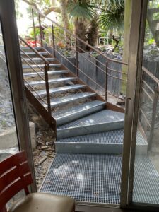 ESCALIER-ET-GARDE-CORPS-FINITION-RAL-MARS-AVEC-DES-MARCHES-CAILLEBOTIS-SUR-SAINTE-MARINE-225x300