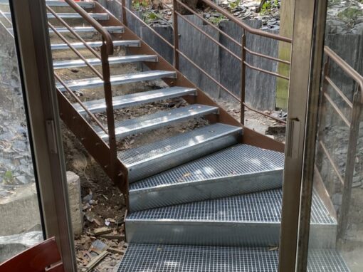 ESCALIER ET GARDE-CORPS FINITION RAL MARS AVEC DES MARCHES CAILLEBOTIS SUR SAINTE MARINE