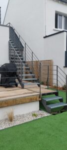 ESCALIER-EXTERIEUR-METALLIQUE-MARCHES-CAILLEBOTIS-ET-GC-DONNANT-SUR-TERRASSE-BOIS-LE-GUILVINEC-135x300