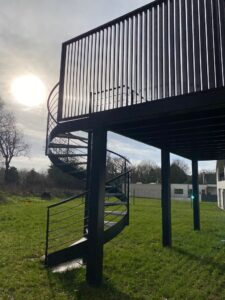 ESCALIER-HELICOIDAL-EXTERIEUR-MARCHES-EN-TOLES-LARMEES-RAL-2100-SABLE-BENODET-1-13-225x300