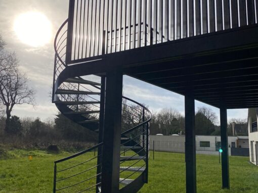 ESCALIER HELICOIDAL EXTERIEUR MARCHES EN TOLES LARMEES RAL 2100 SABLE BENODET