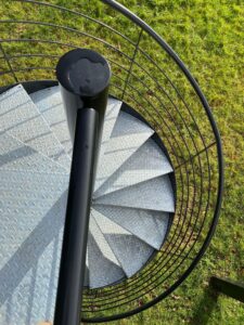 ESCALIER-HELICOIDAL-EXTERIEUR-MARCHES-EN-TOLES-LARMEES-RAL-2100-SABLE-BENODET-1-2-225x300