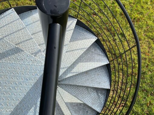 ESCALIER HELICOIDAL EXTERIEUR MARCHES EN TOLES LARMEES RAL 2100 SABLE BENODET