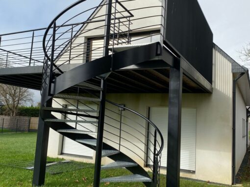 ESCALIER HELICOIDAL EXTERIEUR MARCHES EN TOLES LARMEES RAL 2100 SABLE BENODET