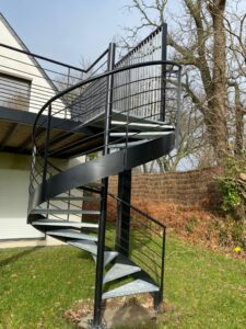 ESCALIER-HELICOIDAL-EXTERIEUR-MARCHES-EN-TOLES-LARMEES-RAL-2100-SABLE-BENODET-1-8-225x300