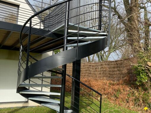 ESCALIER HELICOIDAL EXTERIEUR MARCHES EN TOLES LARMEES RAL 2100 SABLE BENODET