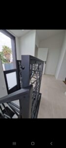 ESCALIER-INTEGRANT-LE-GARDE-CORPS-MOTIF-MIKADO-RAL-2100-SABLE-LE-GUILVINEC-135x300