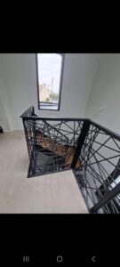 ESCALIER-INTEGRANT-LE-GARDE-CORPS-MOTIF-MIKADO-SUR-LE-GUILVINEC-RAL-2100-SABLE-135x300