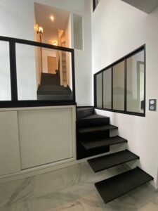 ESCALIER-INTERIEUR-MARCHES-ACIER-ET-GARDE-CORPS-VITRE-SUR-PALIER-CONCARNEAU--225x300