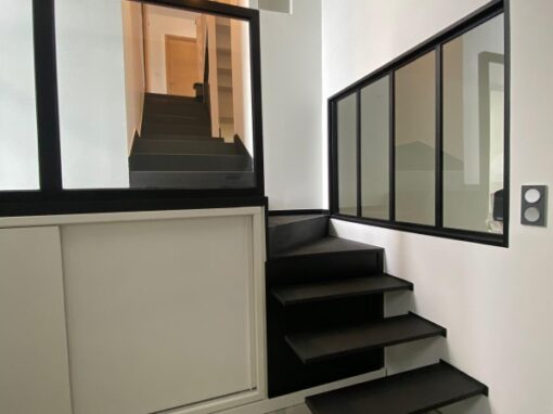 ESCALIER INTERIEUR MARCHES ACIER ET GARDE-CORPS VITRE SUR PALIER CONCARNEAU