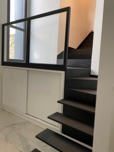 ESCALIER-INTERIEUR-MARCHES-ACIER-ET-GARDE-CORPS-VITRE-SUR-PALIER-CONCARNEAU-1-1-225x300