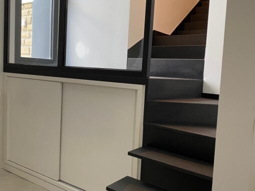 ESCALIER INTERIEUR MARCHES ACIER ET GARDE-CORPS VITRE SUR PALIER CONCARNEAU