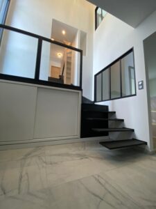 ESCALIER-INTERIEUR-MARCHES-ACIER-ET-GARDE-CORPS-VITRE-SUR-PALIER-CONCARNEAU-1-225x300