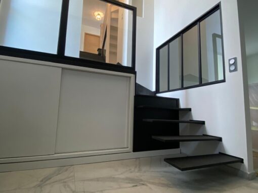 ESCALIER INTERIEUR MARCHES ACIER ET GARDE-CORPS VITRE SUR PALIER CONCARNEAU