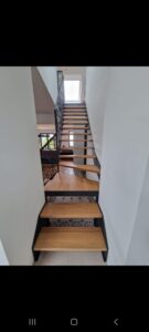 ESCALIER-LIMON-TOLE-ACIER-INTEGRANT-LE-GARDE-CORPS-MOTIF-MIKADO-RAL-2100-SABLE-LE-GUILVINEC-135x300