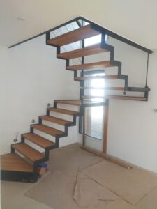 ESCALIER-LIMON-ZIGZAG-2-QUARTS-TOURNANTS-FINITION-PATINEE-ACIER-NATUREL-CAP-COZ-FOUESNANT-225x300