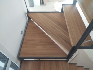 ESCALIER LIMON ZIGZAG 2 QUARTS TOURNANTS MARCHES EN CHENE HUILE OSMO CAP COZ FOUESNANT