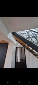 ESCALIER-LIMONS-EN-TOLE-ACIER-INTEGRANT-LE-GARDE-CORPS-MOTIF-MIKADO-RAL-2100-SABLE-SUR-LE-GUILVINEC-135x300