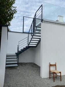 ESCALIER-MARCHES-EN-TOLES-LARMEES-CONCARNEAU-225x300