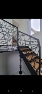 ESCALIER-SUR-LE-GUILVINEC-INTEGRANT-LE-GARDE-CORPS-MOTIF-MIKADO-RAL-2100-SABLE-135x300