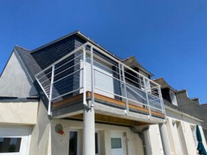 GARDE-CORPS-DE-BALCON-VITRE-RAL-9016-BLANC-SATINE-PENMARCH-1-1-300x225