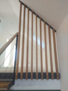 GARDE-CORPS-ESCALIER-LISSES-EN-CABLE-ACIER-INOXYDABLE-CAP-COZ-FOUESNANT-225x300