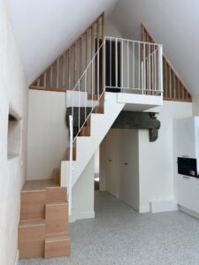 GARDE-CORPS-ET-MAIN-COURANTE-DANS-UN-ESCALIER-INTERIEUR-RAL-9010-TEXTURE-A-PLOVAN-225x300