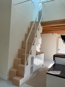 GARDE-CORPS-ET-MAIN-COURANTE-DANS-UN-ESCALIER-INTERIEUR-SUR-PLOVAN-RAL-9010-TEXTURE-225x300
