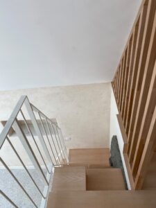 GARDE-CORPS-ET-MAIN-COURANTE-ESCALIER-INTERIEUR-RAL-9010-TEXTURE-PLOVAN-225x300