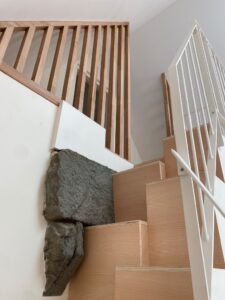GARDE-CORPS-ET-MAIN-COURANTE-ESCALIER-INTERIEUR-RAL-9010-TEXTURE-SUR-PLOVAN-225x300