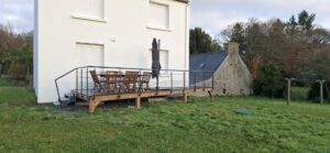 GARDE-CORPS-TERRASSE-ET-ESCALIER-AVEC-MARCHES-CAILLEBOTIS-RAL-7016-MAT-30-SUR-POULDREUZIC-1-300x139