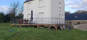 GARDE-CORPS-TERRASSE-ET-ESCALIER-AVEC-MARCHES-CAILLEBOTIS-RAL-7016-MAT-30-SUR-POULDREUZIC-300x139