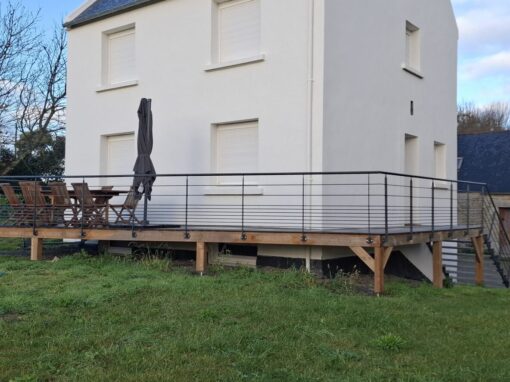 GARDE-CORPS TERRASSE ET ESCALIER AVEC MARCHES CAILLEBOTIS RAL 7016 MAT 30 % SUR POULDREUZIC