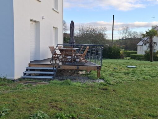 GARDE-CORPS TERRASSE ET ESCALIER AVEC MARCHES CAILLEBOTIS RAL 706 MAT 30 % SUR POULDREUZIC