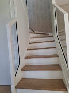GARDE-CORPS-VITRE-DANS-UN-ESCALIER-PLOGONNEC-225x300