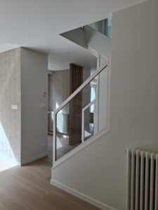 GARDE-CORPS-VITRE-DANS-UN-ESCALIER-SUR-PLOGONNEC-225x300