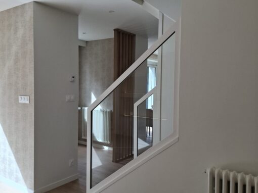 GARDE-CORPS VITRE DANS UN ESCALIER SUR PLOGONNEC