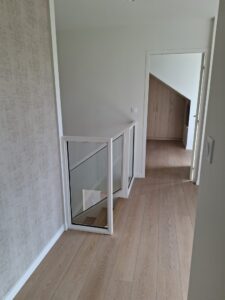 GARDE-CORPS-VITRE-DANS-UN-ESCALIER-SUR-PLOGONNEC-RAL-9010-225x300